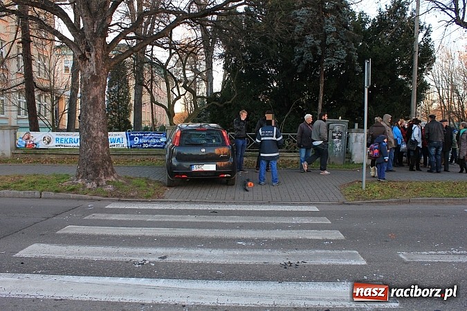 Zdjęcie w galerii na portalu naszraciborz.pl: Poważne zderzenie vw polo i fiata punto na rondzie przy PWSZ wiadomości z regionu