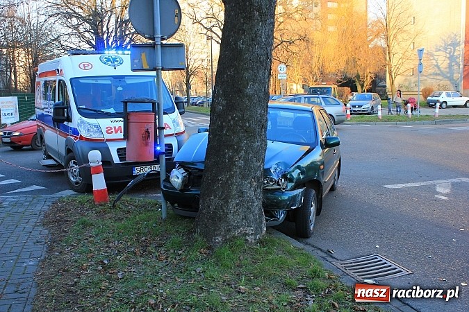 Zdjęcie w galerii na portalu naszraciborz.pl: Poważne zderzenie vw polo i fiata punto na rondzie przy PWSZ wiadomości z regionu