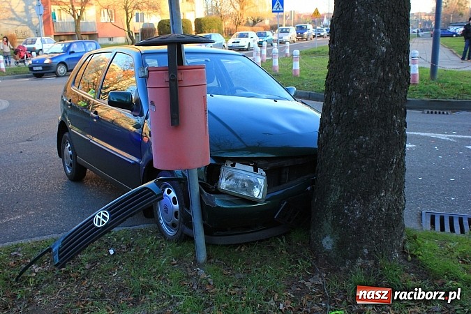 Zdjęcie w galerii na portalu naszraciborz.pl: Poważne zderzenie vw polo i fiata punto na rondzie przy PWSZ wiadomości z regionu