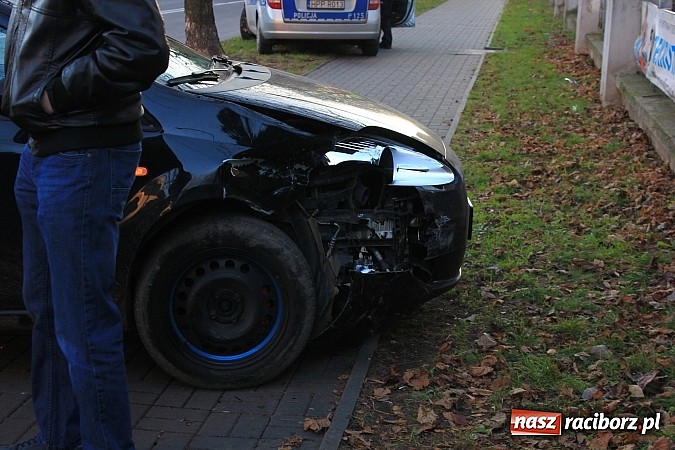 Zdjęcie w galerii na portalu naszraciborz.pl: Poważne zderzenie vw polo i fiata punto na rondzie przy PWSZ wiadomości z regionu