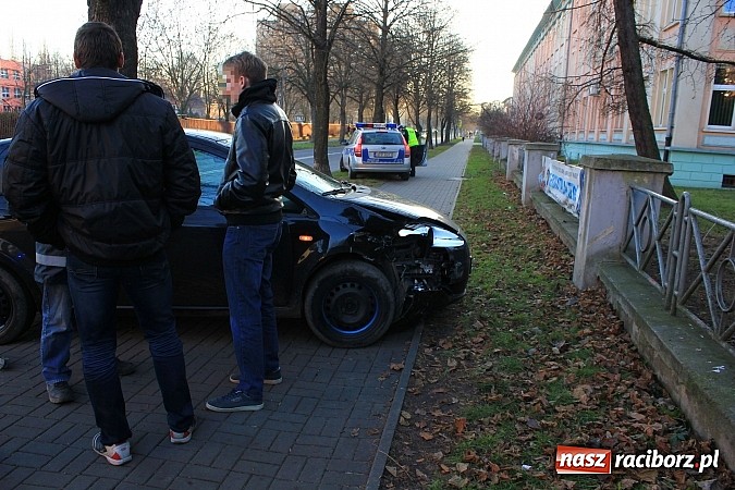 Zdjęcie w galerii na portalu naszraciborz.pl: Poważne zderzenie vw polo i fiata punto na rondzie przy PWSZ wiadomości z regionu