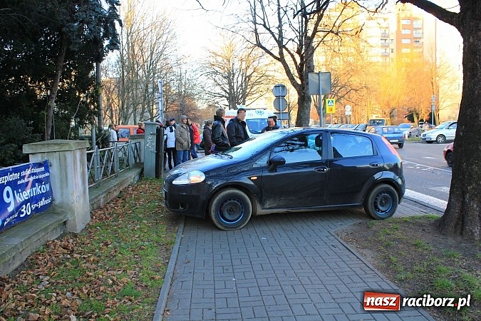 Zdjęcie w galerii na portalu naszraciborz.pl: Poważne zderzenie vw polo i fiata punto na rondzie przy PWSZ wiadomości z regionu