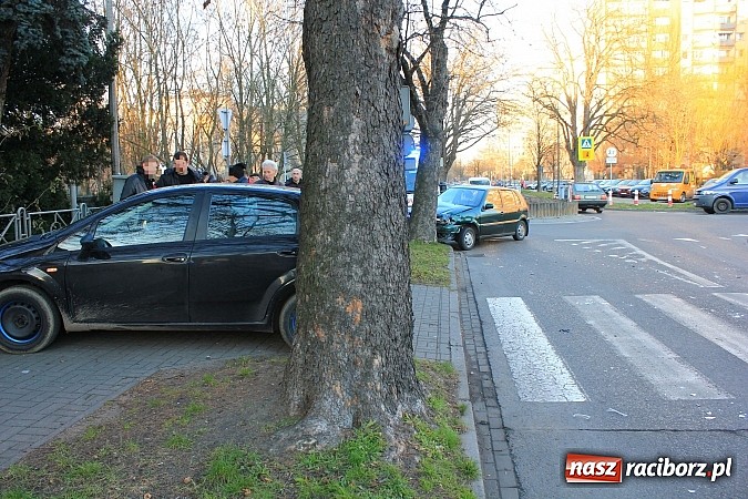 Zdjęcie w galerii na portalu naszraciborz.pl: Poważne zderzenie vw polo i fiata punto na rondzie przy PWSZ wiadomości z regionu