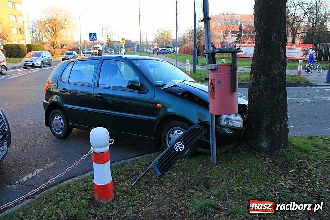 Zdjęcie w galerii na portalu naszraciborz.pl: Poważne zderzenie vw polo i fiata punto na rondzie przy PWSZ wiadomości z regionu