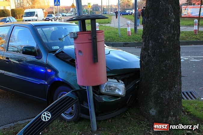 Zdjęcie w galerii na portalu naszraciborz.pl: Poważne zderzenie vw polo i fiata punto na rondzie przy PWSZ wiadomości z regionu