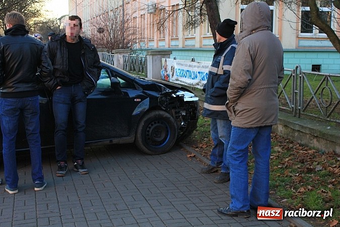 Zdjęcie w galerii na portalu naszraciborz.pl: Poważne zderzenie vw polo i fiata punto na rondzie przy PWSZ wiadomości z regionu