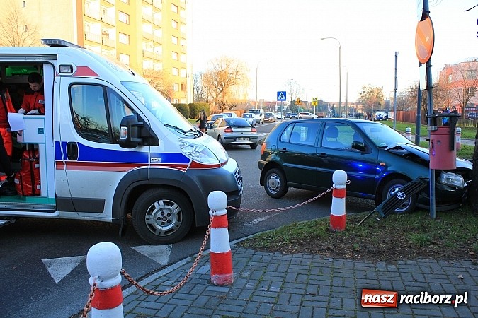 Zdjęcie w galerii na portalu naszraciborz.pl: Poważne zderzenie vw polo i fiata punto na rondzie przy PWSZ wiadomości z regionu