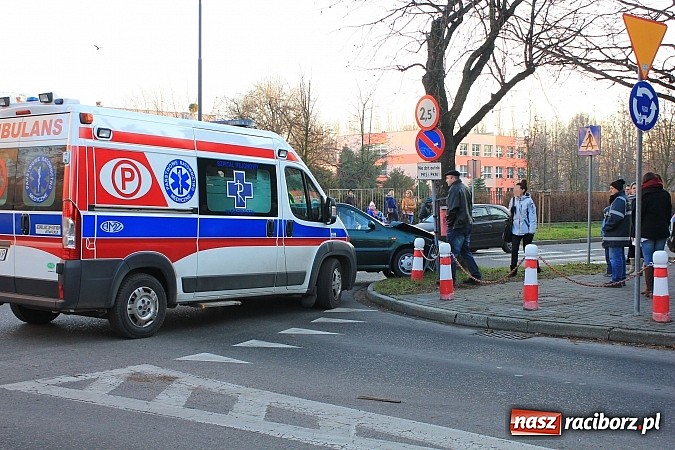 Zdjęcie w galerii na portalu naszraciborz.pl: Poważne zderzenie vw polo i fiata punto na rondzie przy PWSZ wiadomości z regionu