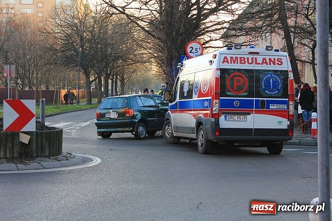 Zdjęcie w galerii na portalu naszraciborz.pl: Poważne zderzenie vw polo i fiata punto na rondzie przy PWSZ wiadomości z regionu
