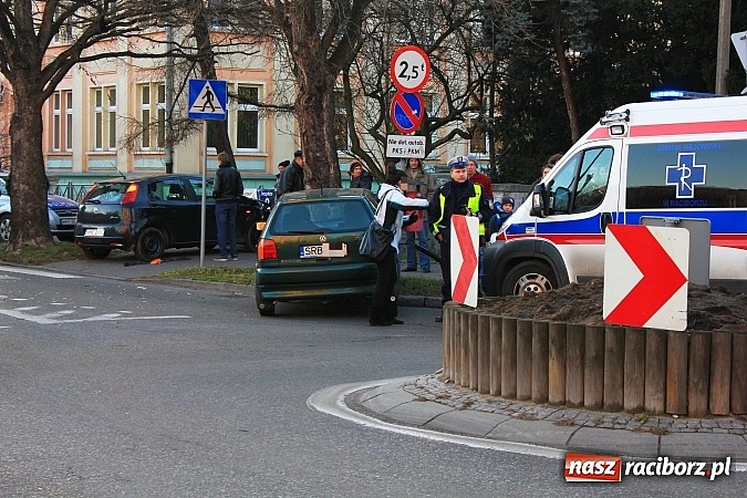 Zdjęcie w galerii na portalu naszraciborz.pl: Poważne zderzenie vw polo i fiata punto na rondzie przy PWSZ wiadomości z regionu