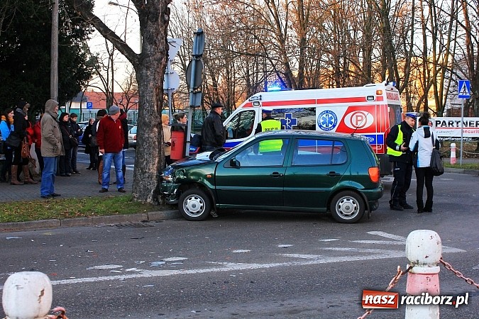 Zdjęcie w galerii na portalu naszraciborz.pl: Poważne zderzenie vw polo i fiata punto na rondzie przy PWSZ wiadomości z regionu