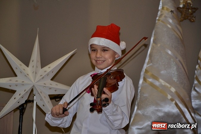 Zdjęcie w galerii na portalu naszraciborz.pl: IX Gminny Przegląd Kolęd i Pastorałek w Centrum Kultury w Tworkowie wiadomości z regionu