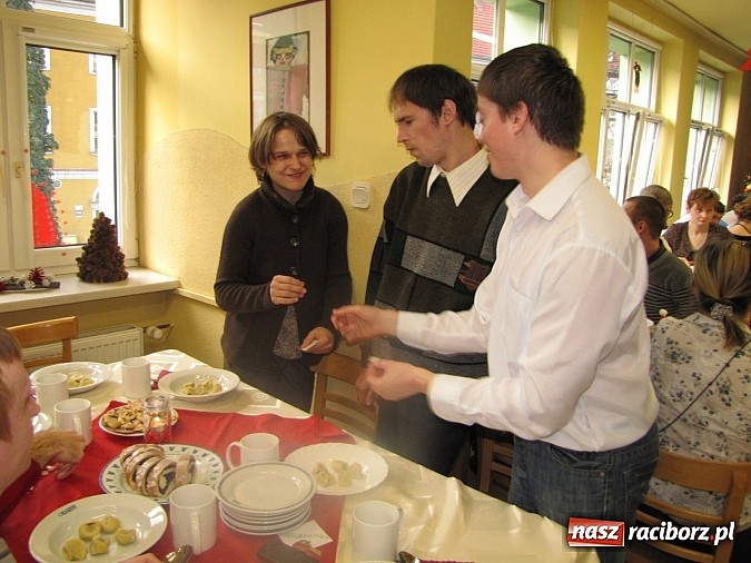 Zdjęcie w galerii na portalu naszraciborz.pl: Uczestnicy WTZ na spotkaniu opłatkowym wiadomości z regionu