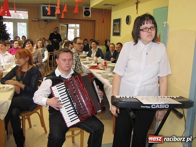 Zdjęcie w galerii na portalu naszraciborz.pl: Uczestnicy WTZ na spotkaniu opłatkowym wiadomości z regionu