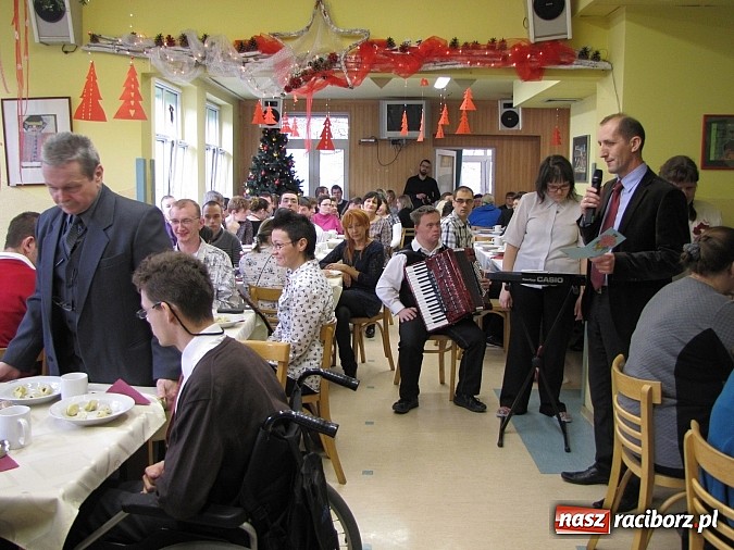 Zdjęcie w galerii na portalu naszraciborz.pl: Uczestnicy WTZ na spotkaniu opłatkowym wiadomości z regionu