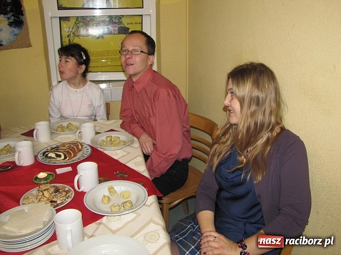 Zdjęcie w galerii na portalu naszraciborz.pl: Uczestnicy WTZ na spotkaniu opłatkowym wiadomości z regionu