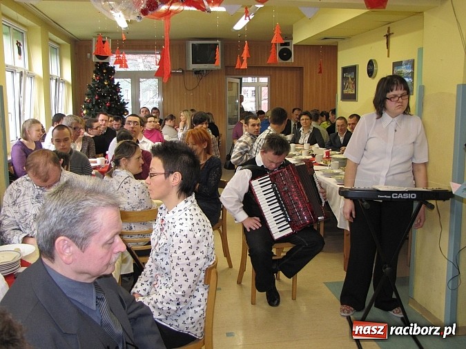 Zdjęcie w galerii na portalu naszraciborz.pl: Uczestnicy WTZ na spotkaniu opłatkowym wiadomości z regionu