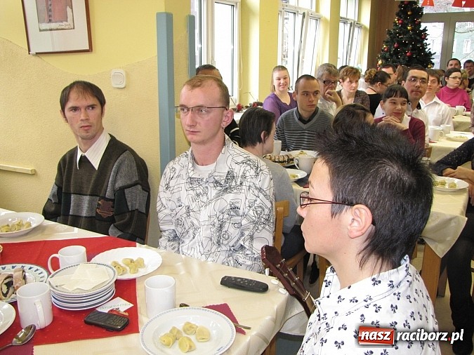 Zdjęcie w galerii na portalu naszraciborz.pl: Uczestnicy WTZ na spotkaniu opłatkowym wiadomości z regionu