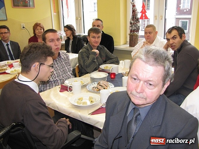 Zdjęcie w galerii na portalu naszraciborz.pl: Uczestnicy WTZ na spotkaniu opłatkowym wiadomości z regionu