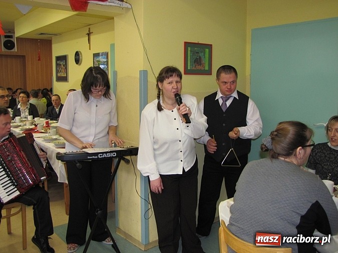 Zdjęcie w galerii na portalu naszraciborz.pl: Uczestnicy WTZ na spotkaniu opłatkowym wiadomości z regionu