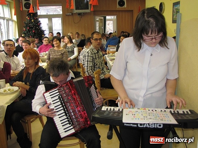 Zdjęcie w galerii na portalu naszraciborz.pl: Uczestnicy WTZ na spotkaniu opłatkowym wiadomości z regionu