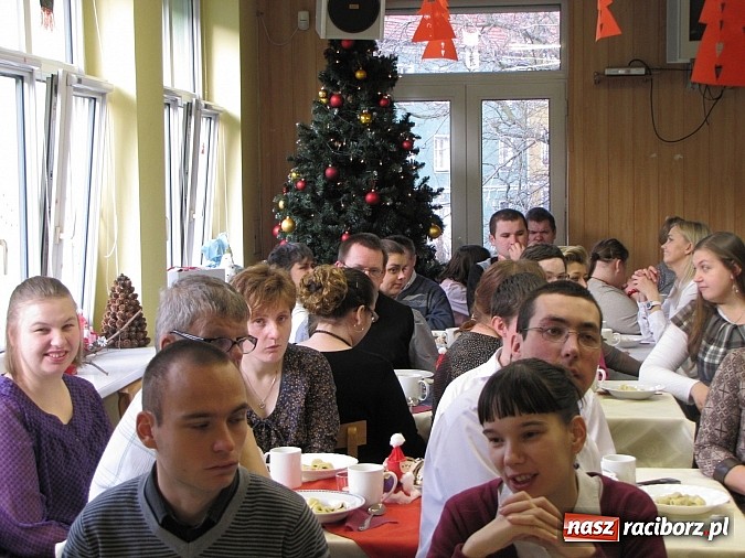 Zdjęcie w galerii na portalu naszraciborz.pl: Uczestnicy WTZ na spotkaniu opłatkowym wiadomości z regionu