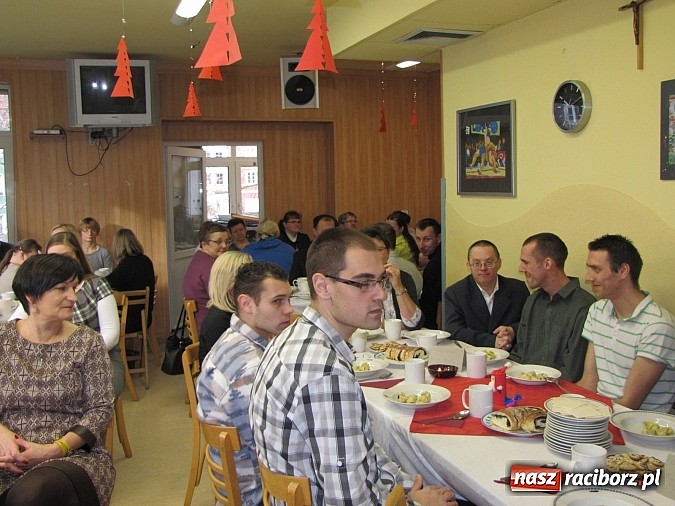 Zdjęcie w galerii na portalu naszraciborz.pl: Uczestnicy WTZ na spotkaniu opłatkowym wiadomości z regionu
