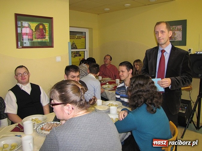 Zdjęcie w galerii na portalu naszraciborz.pl: Uczestnicy WTZ na spotkaniu opłatkowym wiadomości z regionu