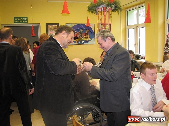 Zdjęcie w galerii na portalu naszraciborz.pl: Uczestnicy WTZ na spotkaniu opłatkowym wiadomości z regionu