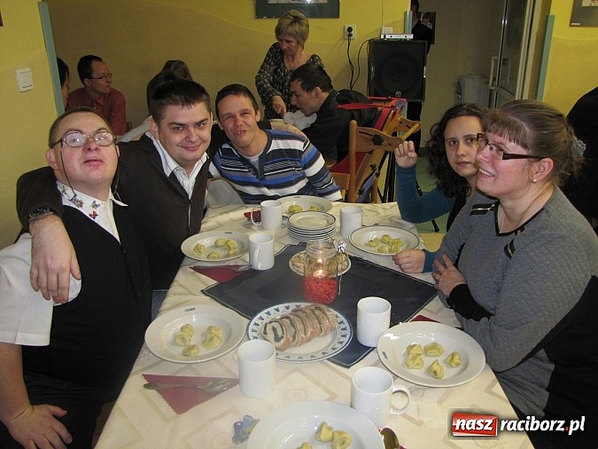 Zdjęcie w galerii na portalu naszraciborz.pl: Uczestnicy WTZ na spotkaniu opłatkowym wiadomości z regionu