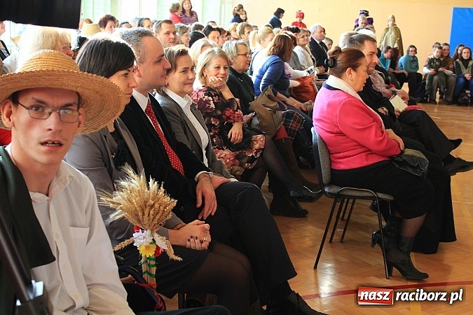 Zdjęcie w galerii na portalu naszraciborz.pl: Radosne i wzruszające jasełka w ZSS wiadomości z regionu