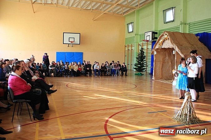 Zdjęcie w galerii na portalu naszraciborz.pl: Radosne i wzruszające jasełka w ZSS wiadomości z regionu