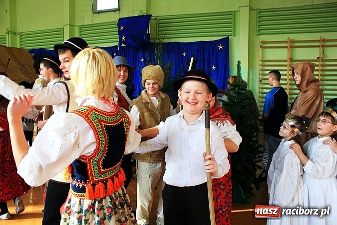 Zdjęcie w galerii na portalu naszraciborz.pl: Radosne i wzruszające jasełka w ZSS wiadomości z regionu