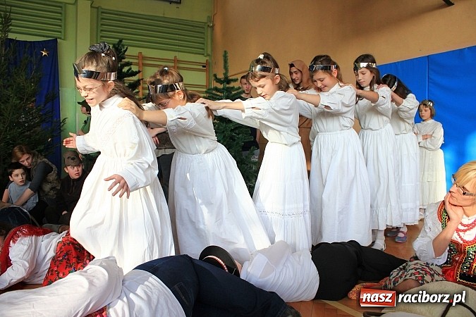 Zdjęcie w galerii na portalu naszraciborz.pl: Radosne i wzruszające jasełka w ZSS wiadomości z regionu