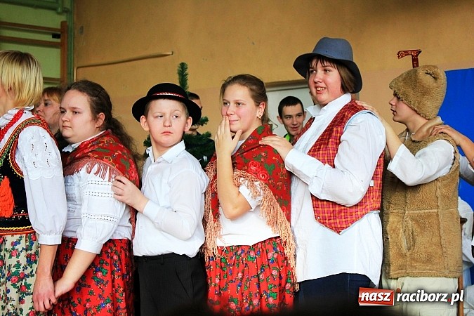 Zdjęcie w galerii na portalu naszraciborz.pl: Radosne i wzruszające jasełka w ZSS wiadomości z regionu