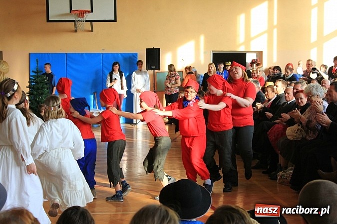 Zdjęcie w galerii na portalu naszraciborz.pl: Radosne i wzruszające jasełka w ZSS wiadomości z regionu