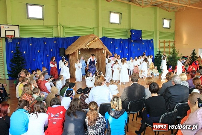 Zdjęcie w galerii na portalu naszraciborz.pl: Radosne i wzruszające jasełka w ZSS wiadomości z regionu