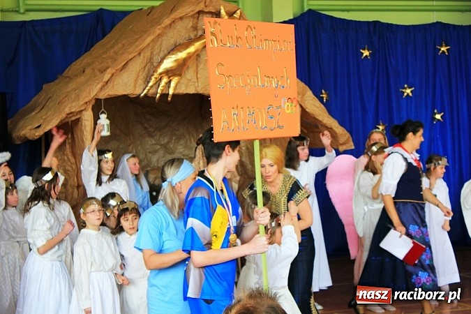Zdjęcie w galerii na portalu naszraciborz.pl: Radosne i wzruszające jasełka w ZSS wiadomości z regionu
