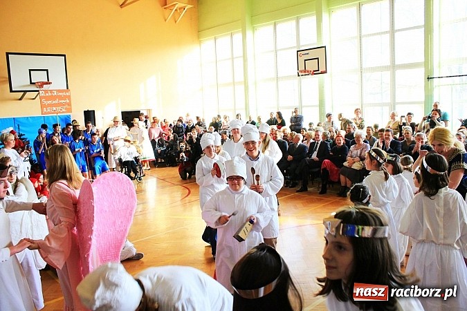 Zdjęcie w galerii na portalu naszraciborz.pl: Radosne i wzruszające jasełka w ZSS wiadomości z regionu