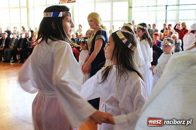 Zdjęcie w galerii na portalu naszraciborz.pl: Radosne i wzruszające jasełka w ZSS wiadomości z regionu