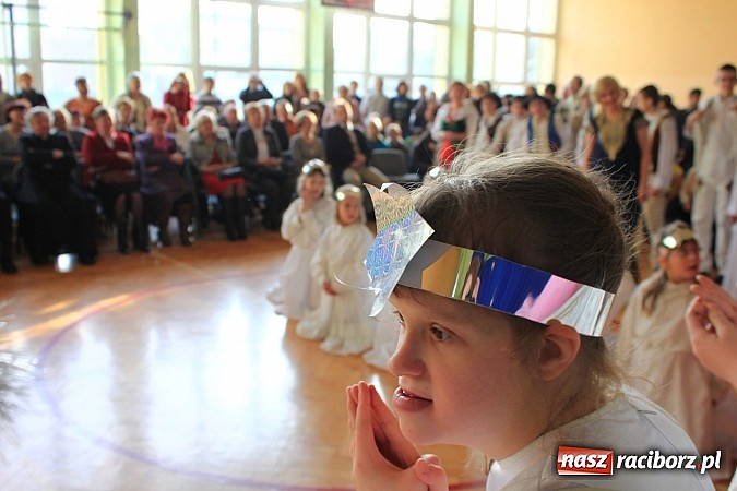 Zdjęcie w galerii na portalu naszraciborz.pl: Radosne i wzruszające jasełka w ZSS wiadomości z regionu