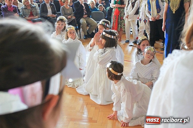 Zdjęcie w galerii na portalu naszraciborz.pl: Radosne i wzruszające jasełka w ZSS wiadomości z regionu