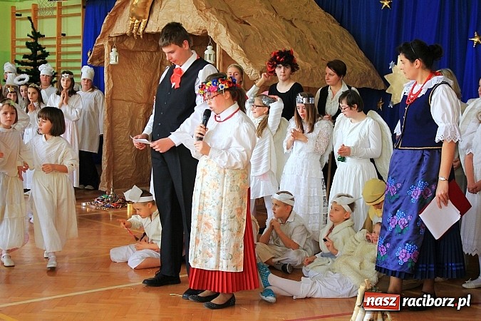 Zdjęcie w galerii na portalu naszraciborz.pl: Radosne i wzruszające jasełka w ZSS wiadomości z regionu