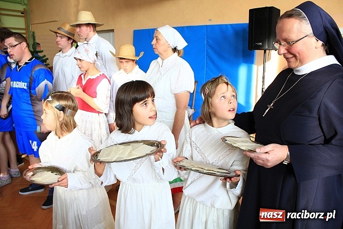 Zdjęcie w galerii na portalu naszraciborz.pl: Radosne i wzruszające jasełka w ZSS wiadomości z regionu