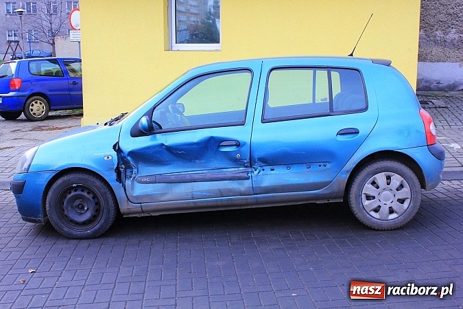 Zdjęcie w galerii na portalu naszraciborz.pl: Kolejna kolizja. Zderzenie dw&oacute;ch renault na Ocickiej wiadomości z regionu