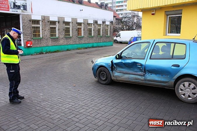 Zdjęcie w galerii na portalu naszraciborz.pl: Kolejna kolizja. Zderzenie dw&oacute;ch renault na Ocickiej wiadomości z regionu