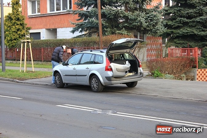 Zdjęcie w galerii na portalu naszraciborz.pl: Kolejna kolizja. Zderzenie dw&oacute;ch renault na Ocickiej wiadomości z regionu