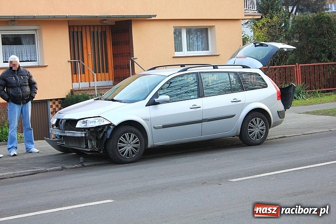 Zdjęcie w galerii na portalu naszraciborz.pl: Kolejna kolizja. Zderzenie dw&oacute;ch renault na Ocickiej wiadomości z regionu