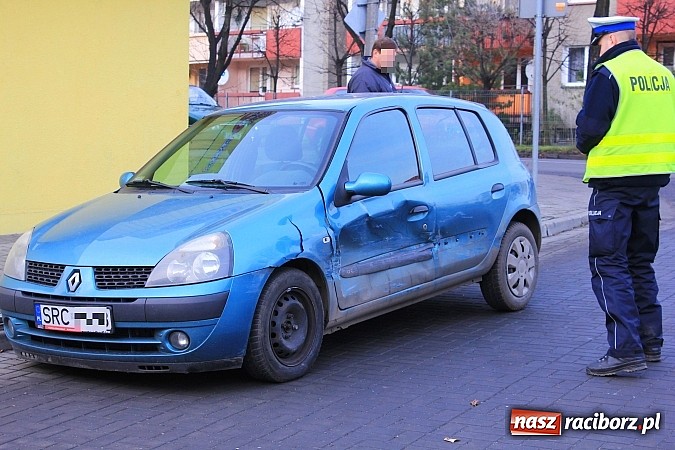 Zdjęcie w galerii na portalu naszraciborz.pl: Kolejna kolizja. Zderzenie dw&oacute;ch renault na Ocickiej wiadomości z regionu