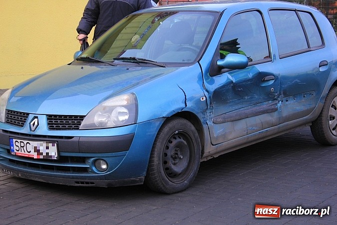 Zdjęcie w galerii na portalu naszraciborz.pl: Kolejna kolizja. Zderzenie dw&oacute;ch renault na Ocickiej wiadomości z regionu